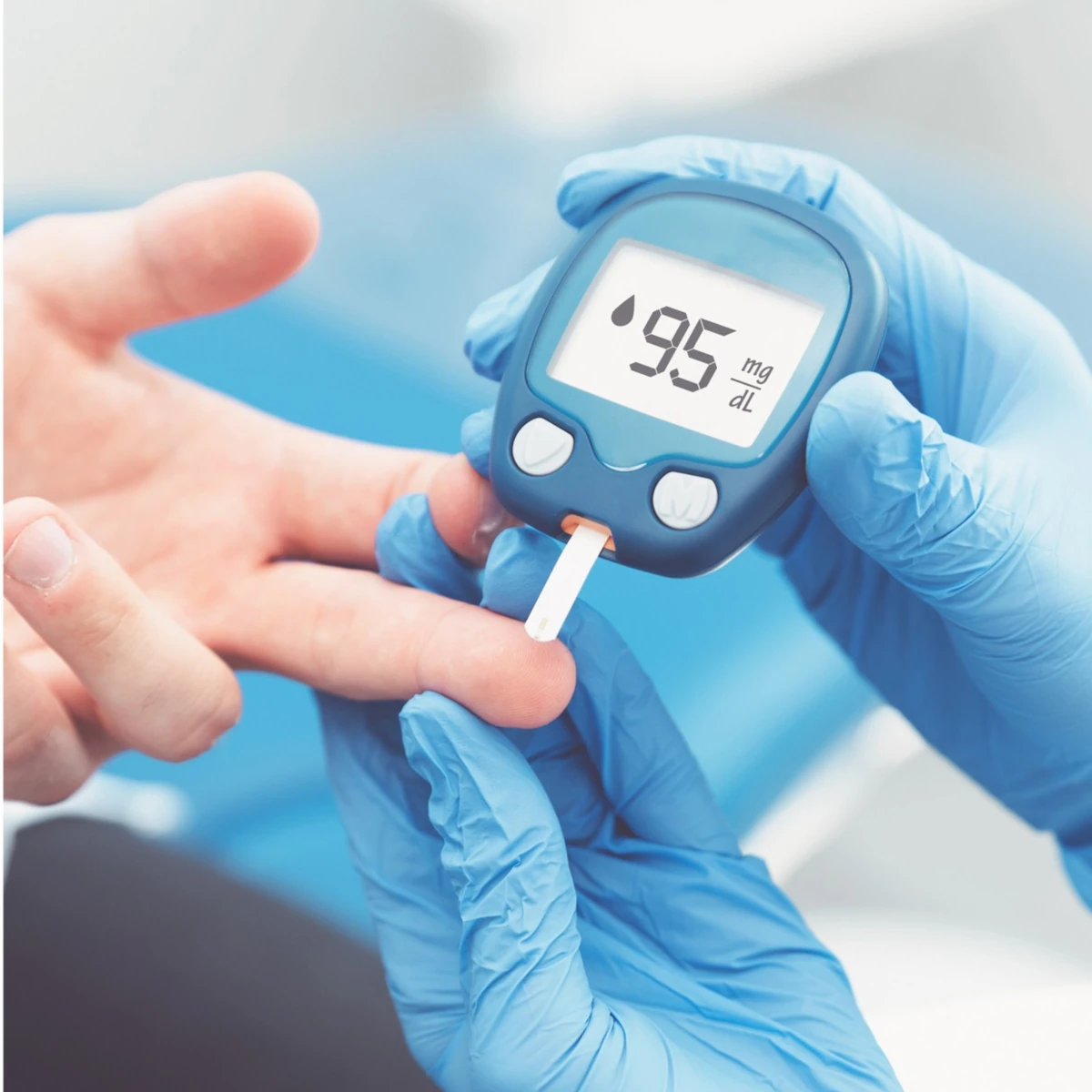 Blutzuckermessgerät und Blutzuckermessung an einem Finger Blutzuckermessgerät und Blutzuckermessung an einem Finger