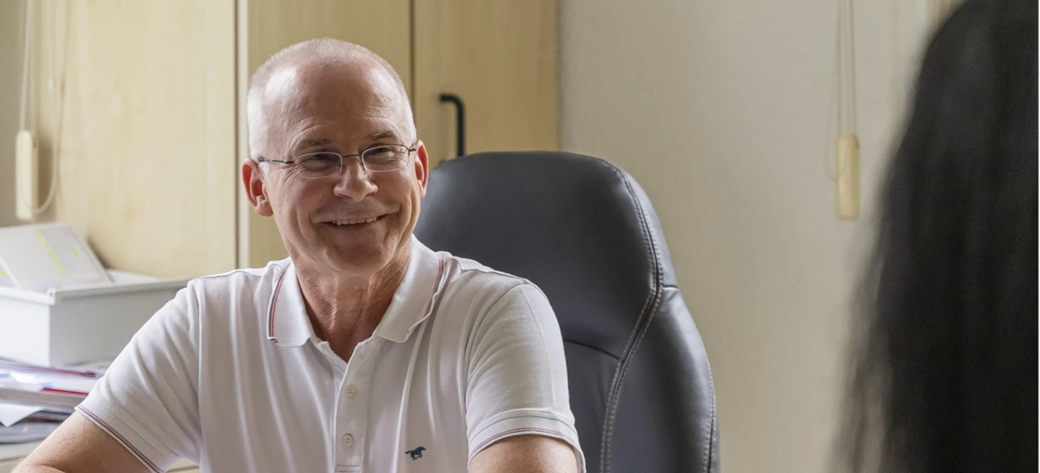 Dr. med. Rainer Fahr in seiner diabetologischen Praxis in Suhl