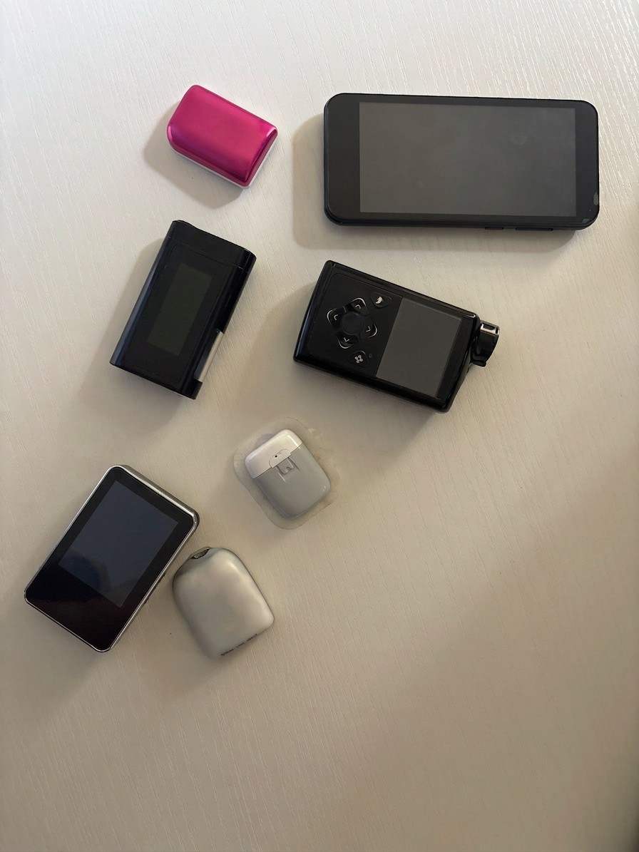 Verschiedene Geräte aus der Diabetes-Technologie